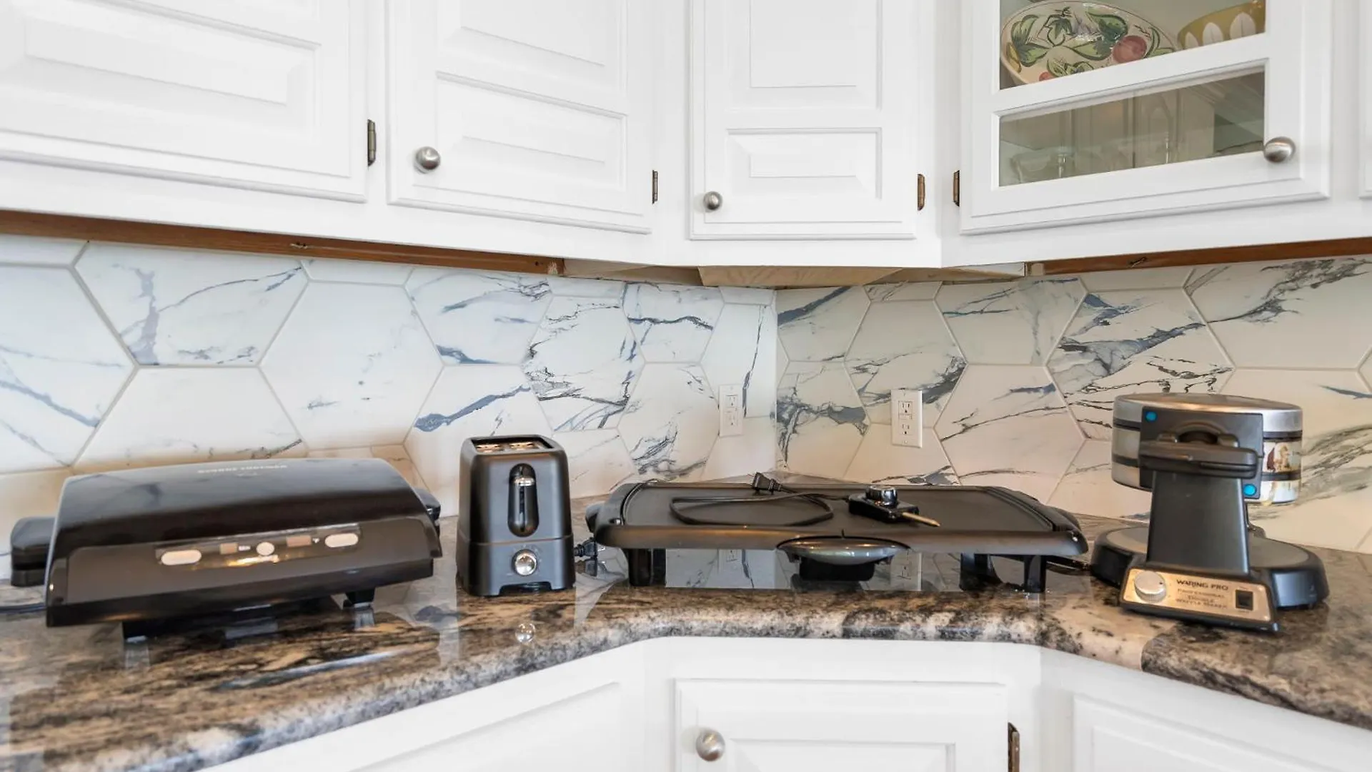 Tablerock Views, Private Outdoor Pool, Karaoke/games-2 Kitchens! Secluded On A Few Acres! * 브랜슨