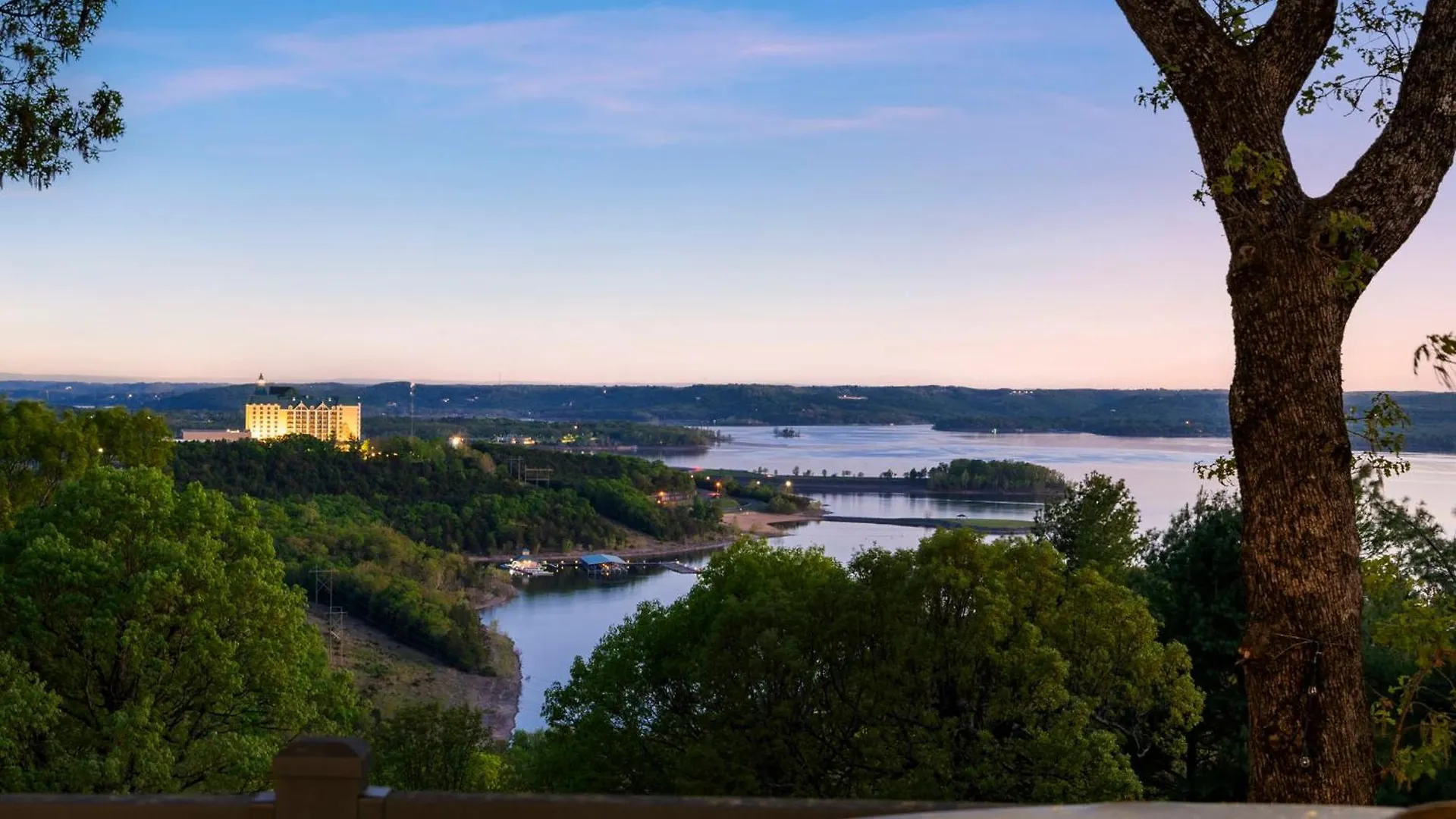 Tablerock Views, Private Outdoor Pool, Karaoke/games-2 Kitchens! Secluded On A Few Acres! *