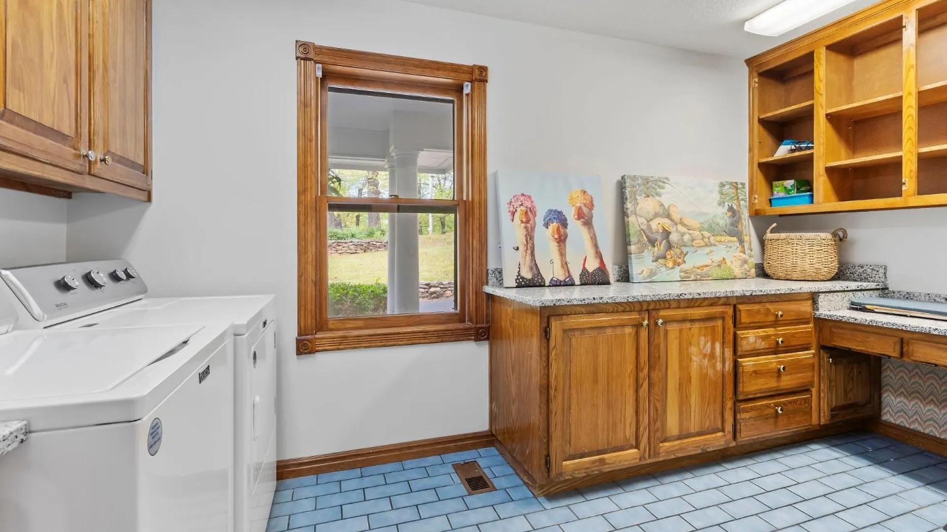 Tablerock Views, Private Outdoor Pool, Karaoke/games-2 Kitchens! Secluded On A Few Acres!