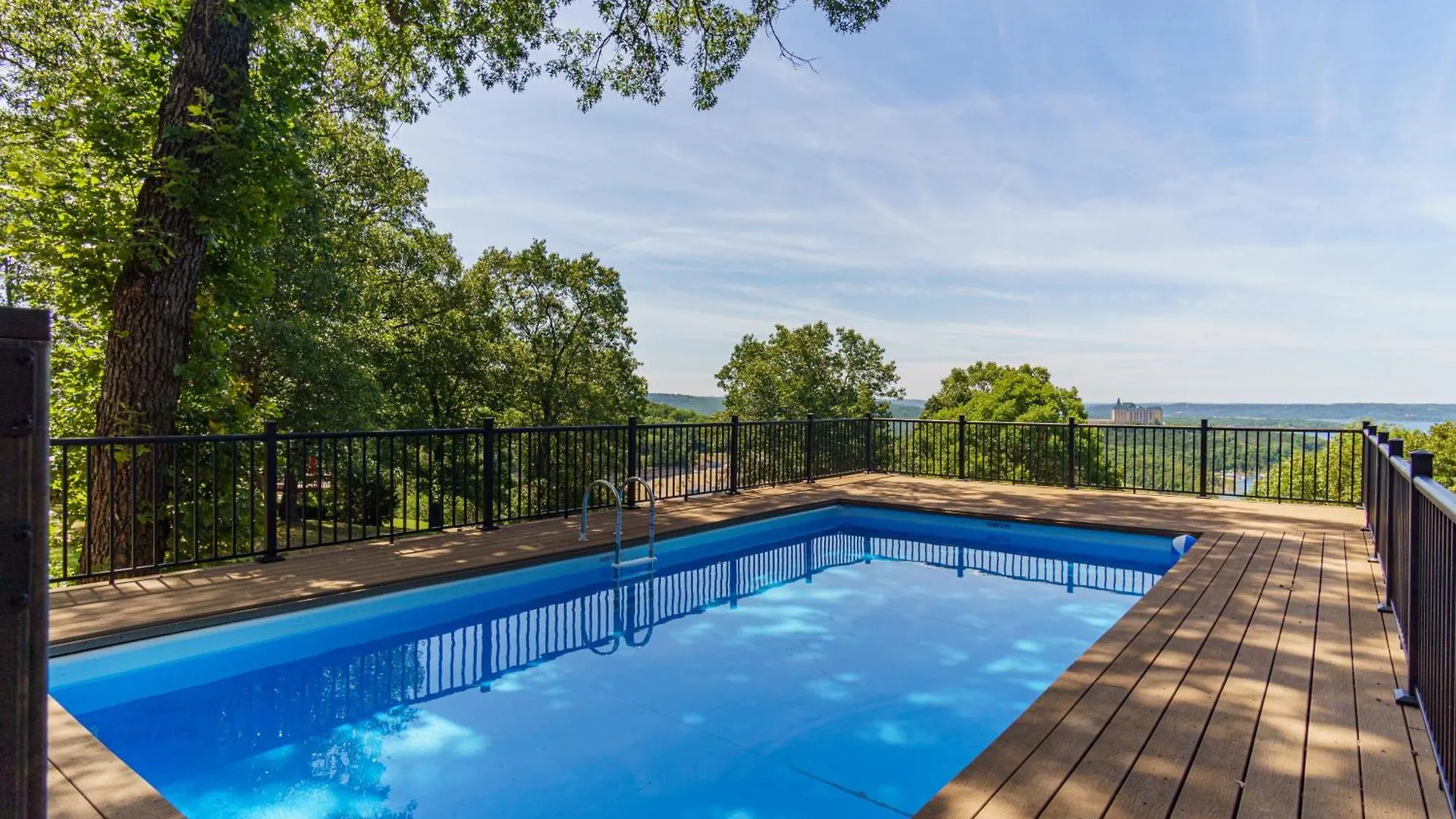 Tablerock Views, Private Outdoor Pool, Karaoke/games-2 Kitchens! Secluded On A Few Acres! * 브랜슨