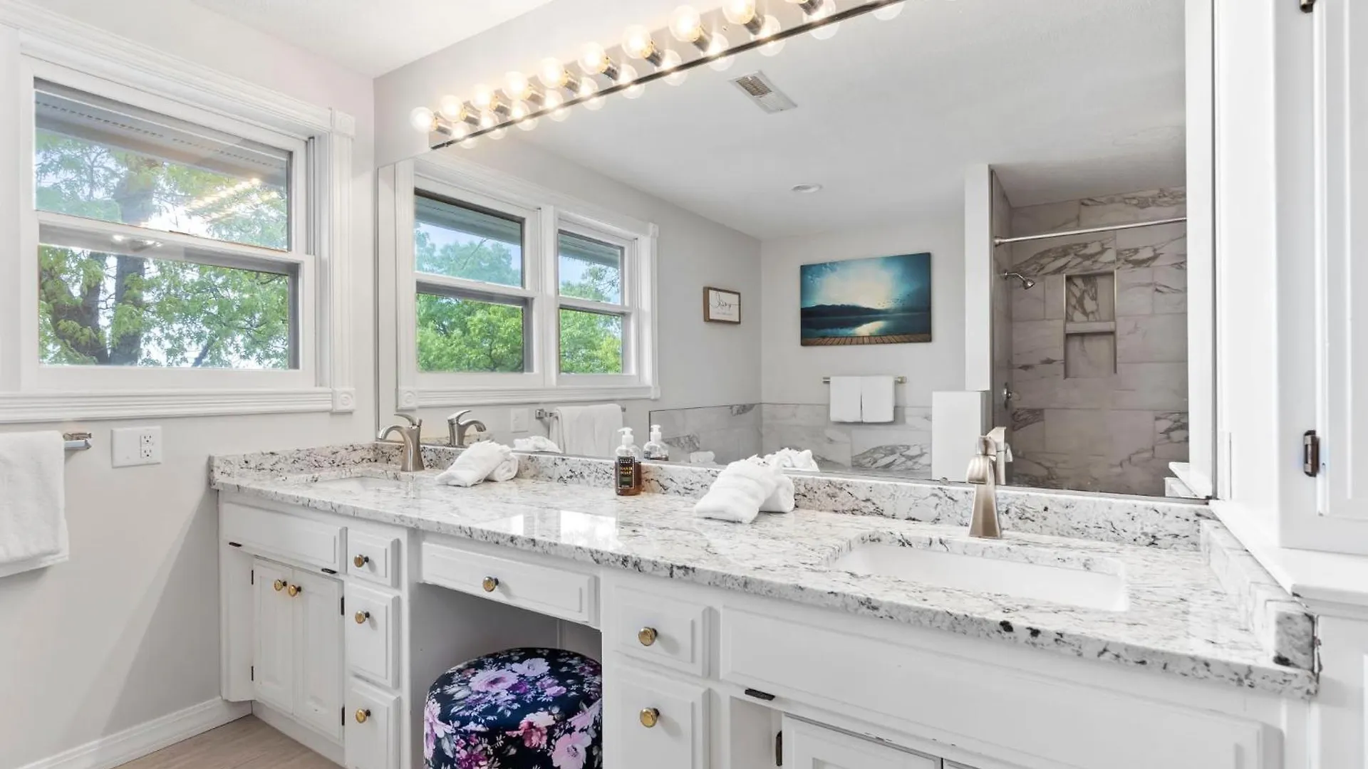 Tablerock Views, Private Outdoor Pool, Karaoke/games-2 Kitchens! Secluded On A Few Acres! 펜션 *