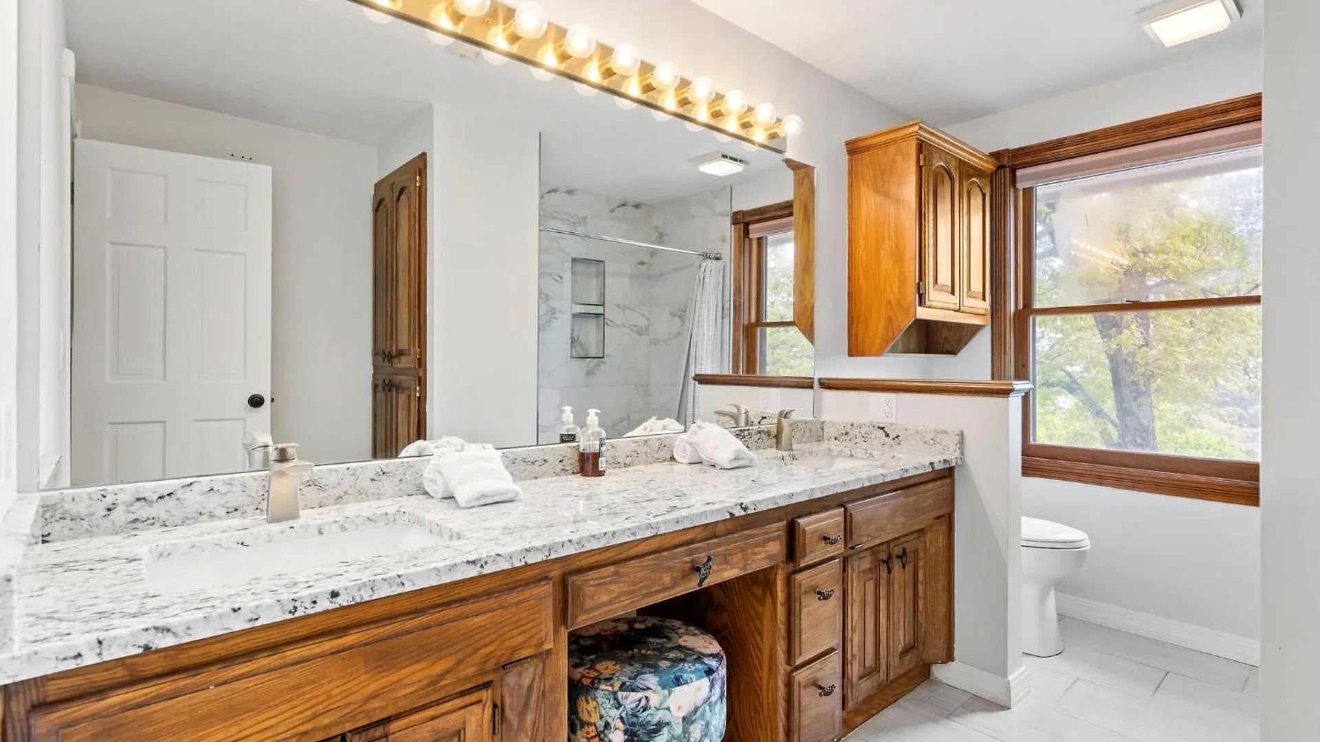 Tablerock Views, Private Outdoor Pool, Karaoke/games-2 Kitchens! Secluded On A Few Acres! 펜션 *