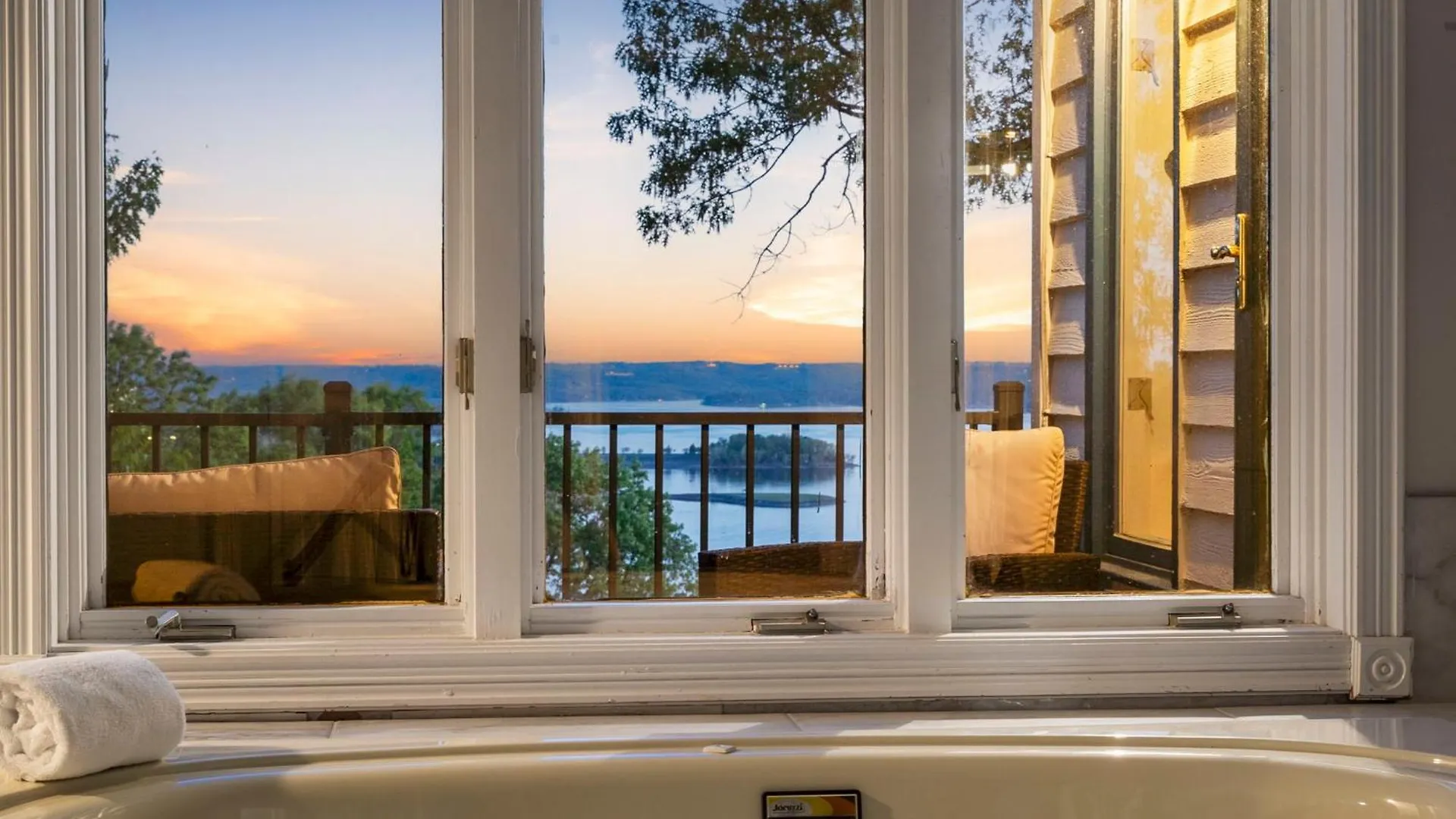 Tablerock Views, Private Outdoor Pool, Karaoke/games-2 Kitchens! Secluded On A Few Acres! 펜션 브랜슨