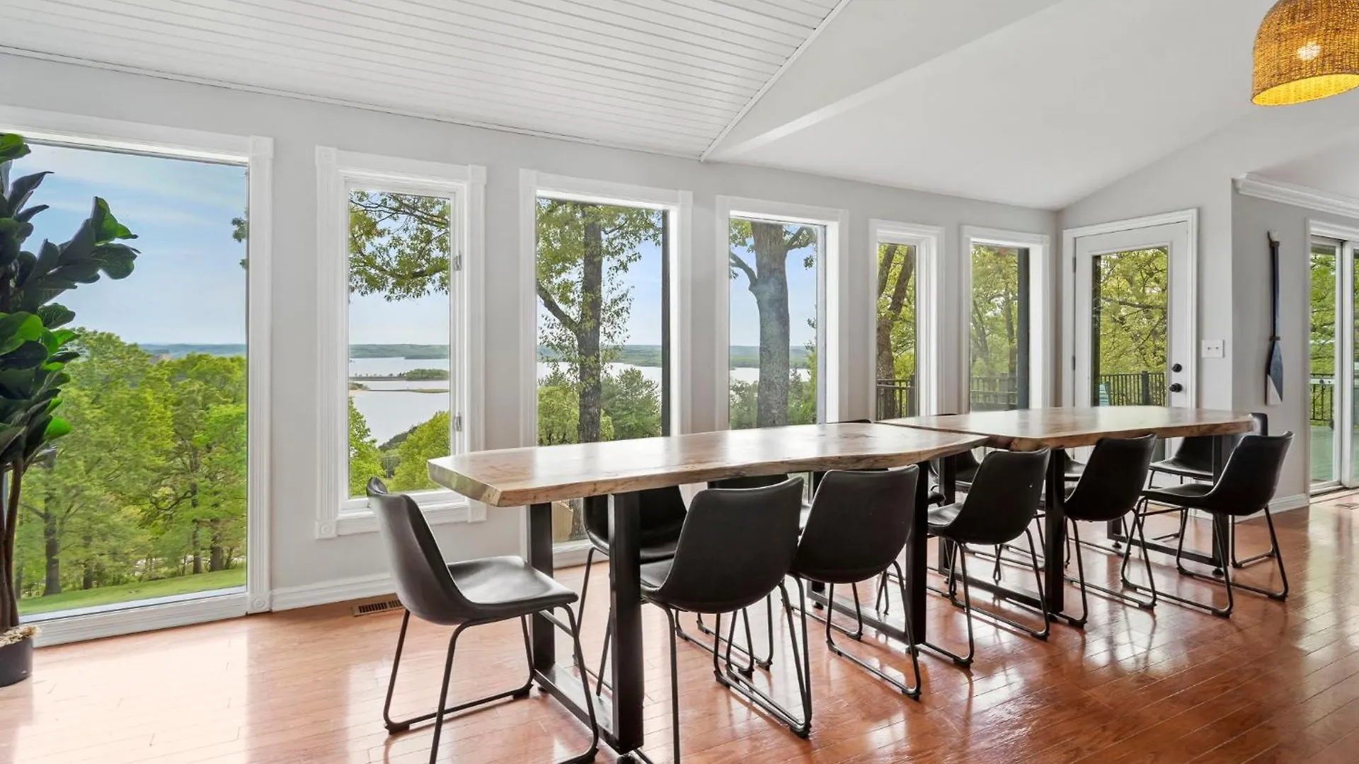 Tablerock Views, Private Outdoor Pool, Karaoke/games-2 Kitchens! Secluded On A Few Acres! *