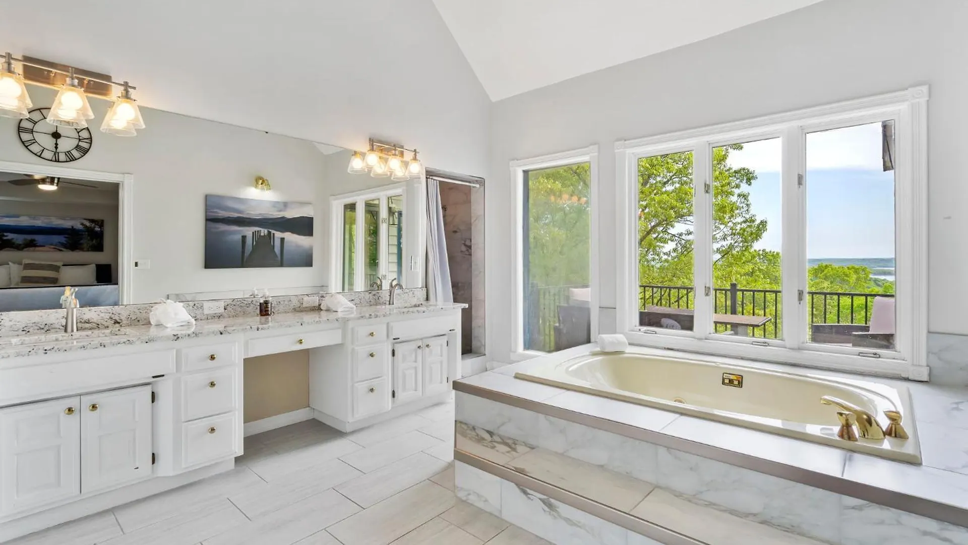 Tablerock Views, Private Outdoor Pool, Karaoke/games-2 Kitchens! Secluded On A Few Acres! 브랜슨