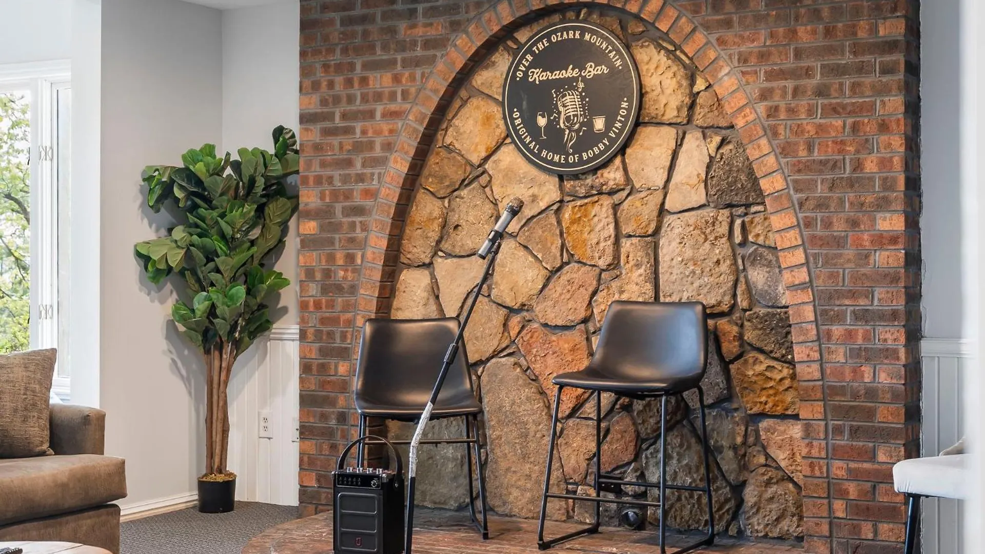 Tablerock Views, Private Outdoor Pool, Karaoke/games-2 Kitchens! Secluded On A Few Acres! 펜션 브랜슨