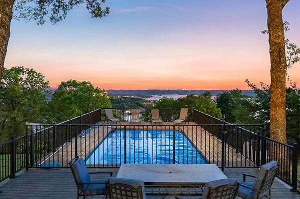Tablerock Views, Private Outdoor Pool, Karaoke/games-2 Kitchens! Secluded On A Few Acres! 브랜슨