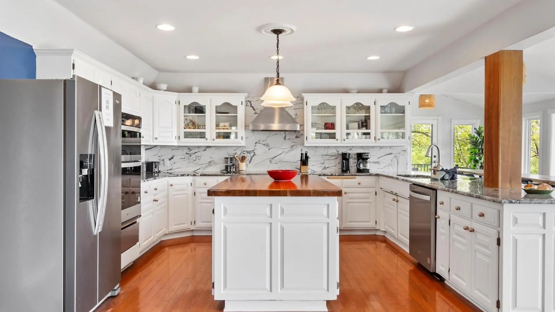 Tablerock Views, Private Outdoor Pool, Karaoke/games-2 Kitchens! Secluded On A Few Acres! * 브랜슨