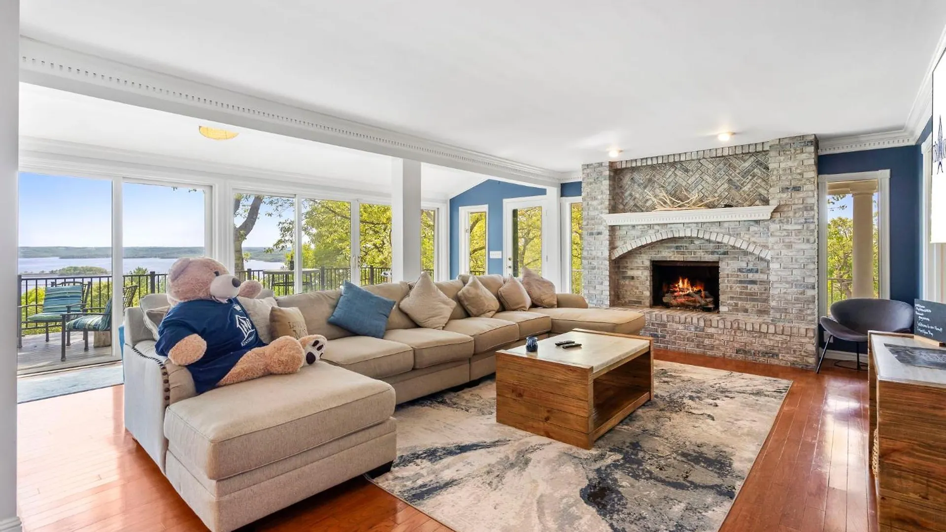 Tablerock Views, Private Outdoor Pool, Karaoke/games-2 Kitchens! Secluded On A Few Acres! 펜션 브랜슨