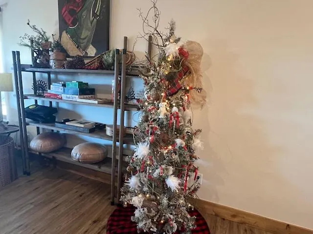 Holiday home New Log With Ozark Sunset Views, $400 Daily Activities Included, Pickleball *