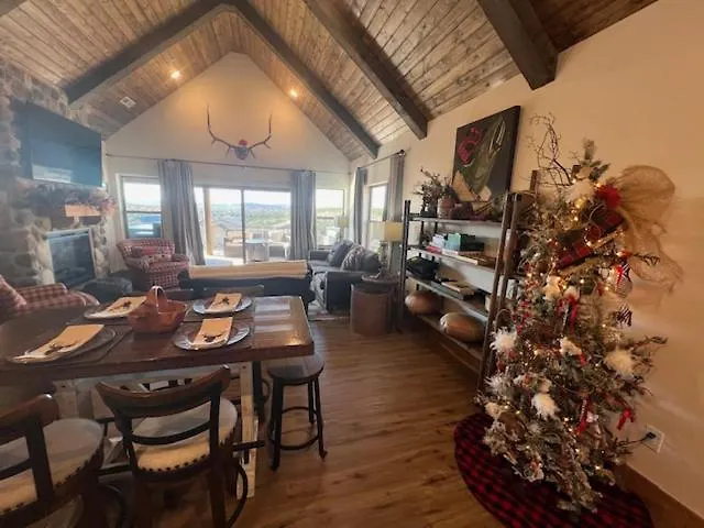 Holiday home New Log With Ozark Sunset Views, $400 Daily Activities Included, Pickleball Branson