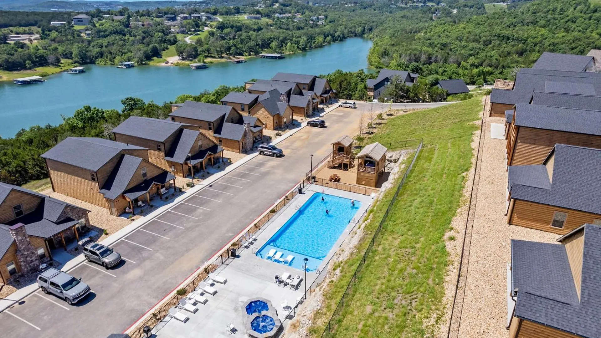 Holiday home New Log With Ozark Sunset Views, $400 Daily Activities Included, Pickleball *