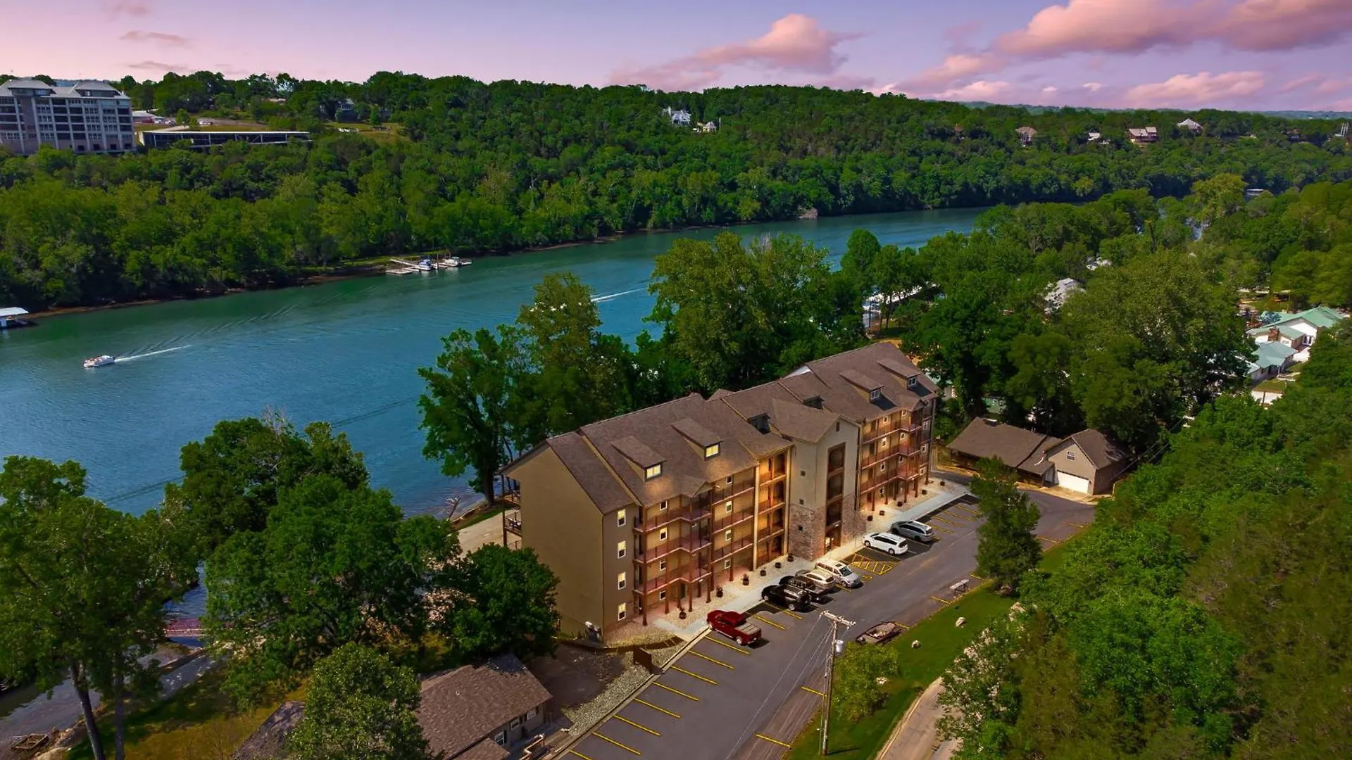 Taneycomo Views-near Landing-cmty Outdoor Pool-free Tickets-elevator! *