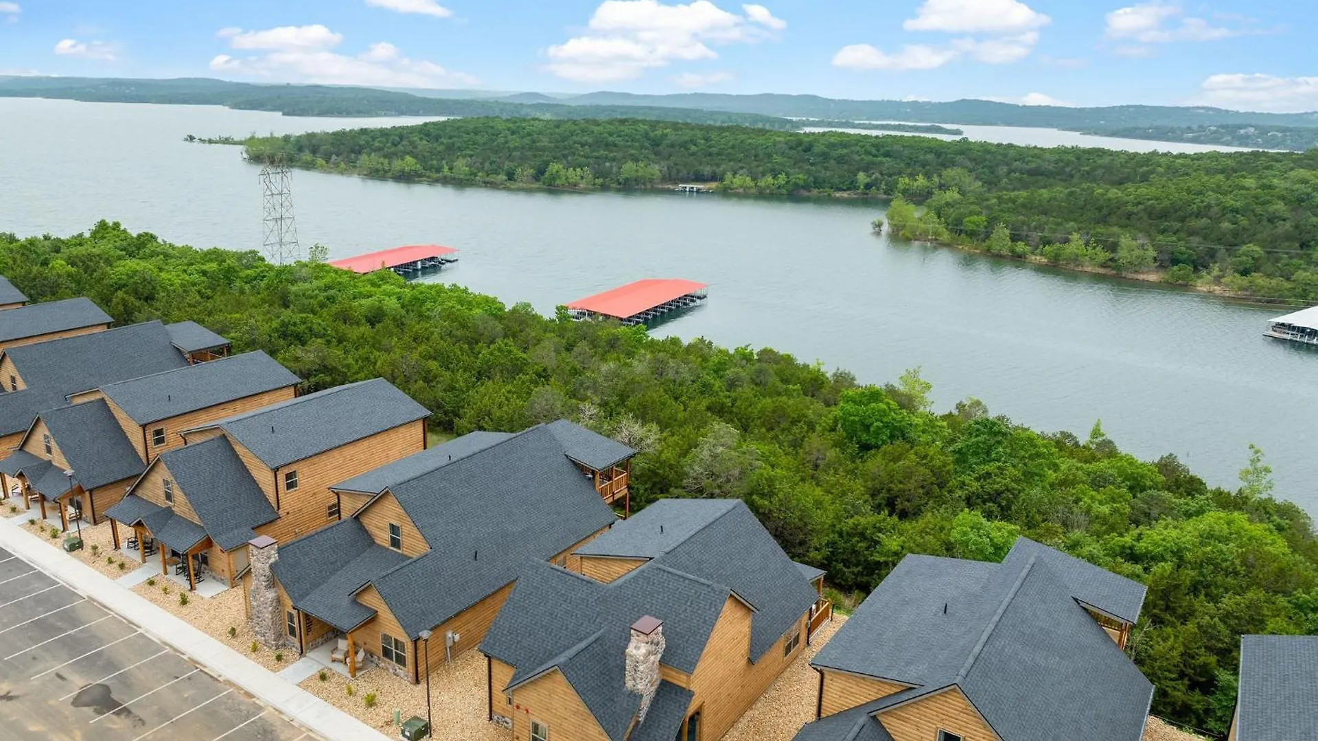 Dom wakacyjny Lakefront Haven With Hot Tub And Gym