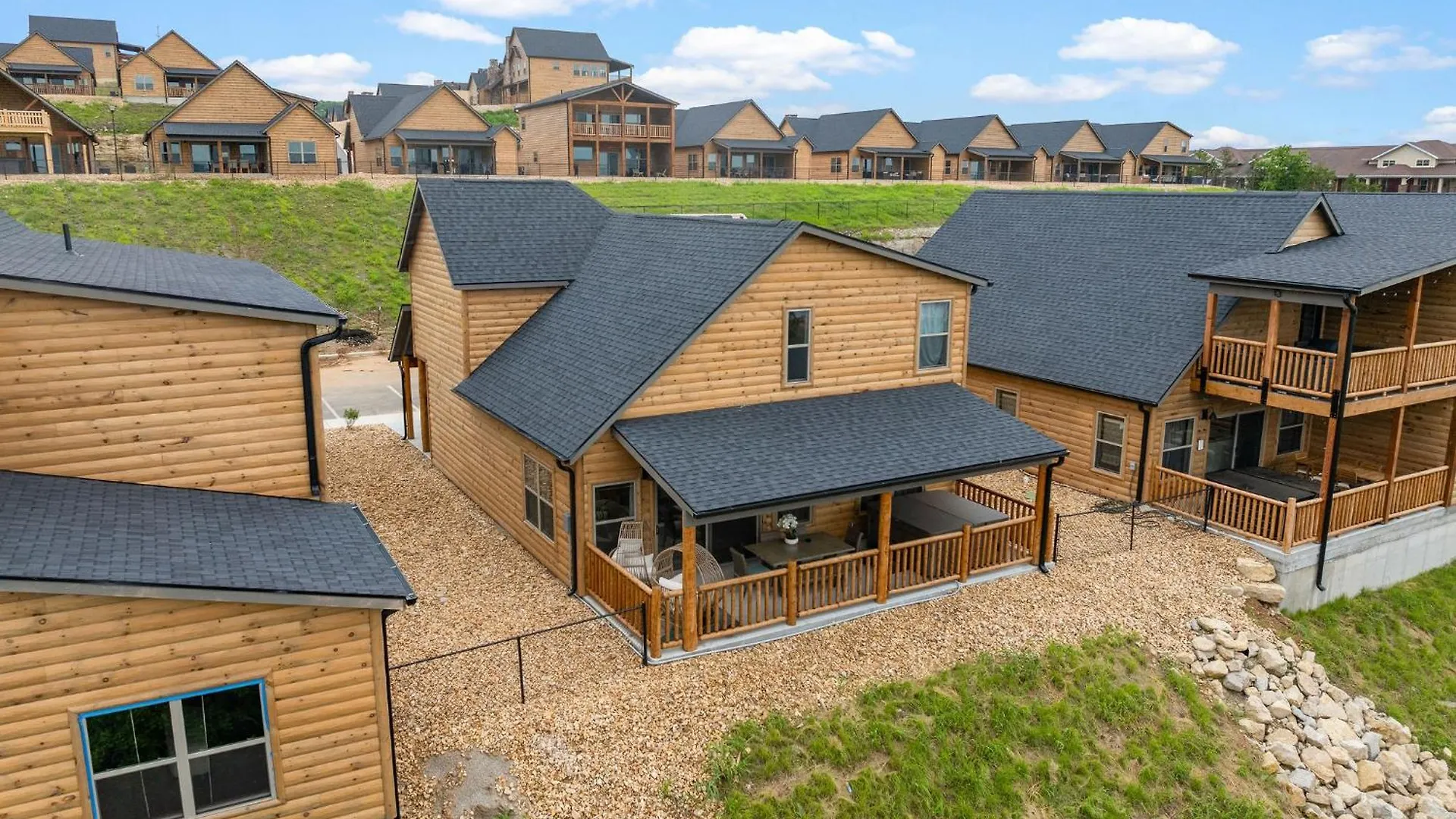 Lakefront Haven With Hot Tub And Gym