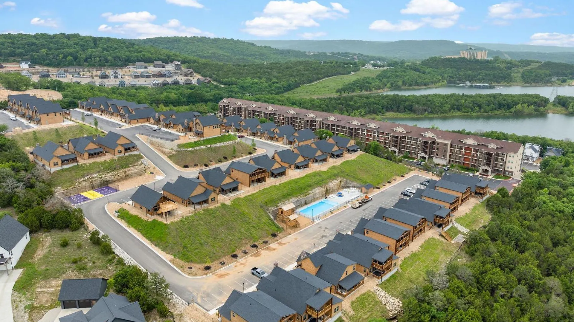 Lakefront Haven With Hot Tub And Gym