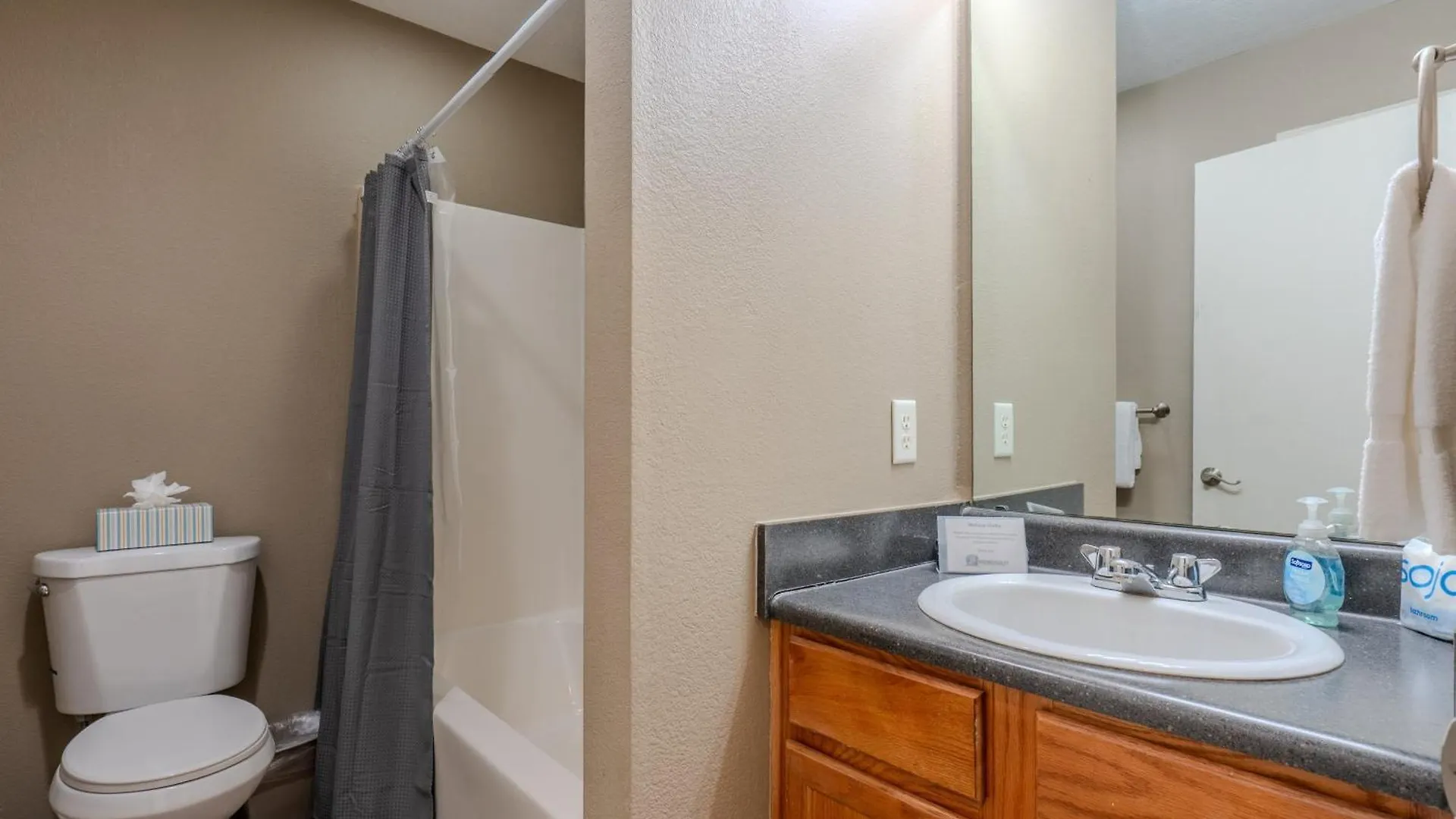 Walk-in - Near The 76 Strip - Outdoor Pool - Free Attraction Tickets -v2961-2 * Branson