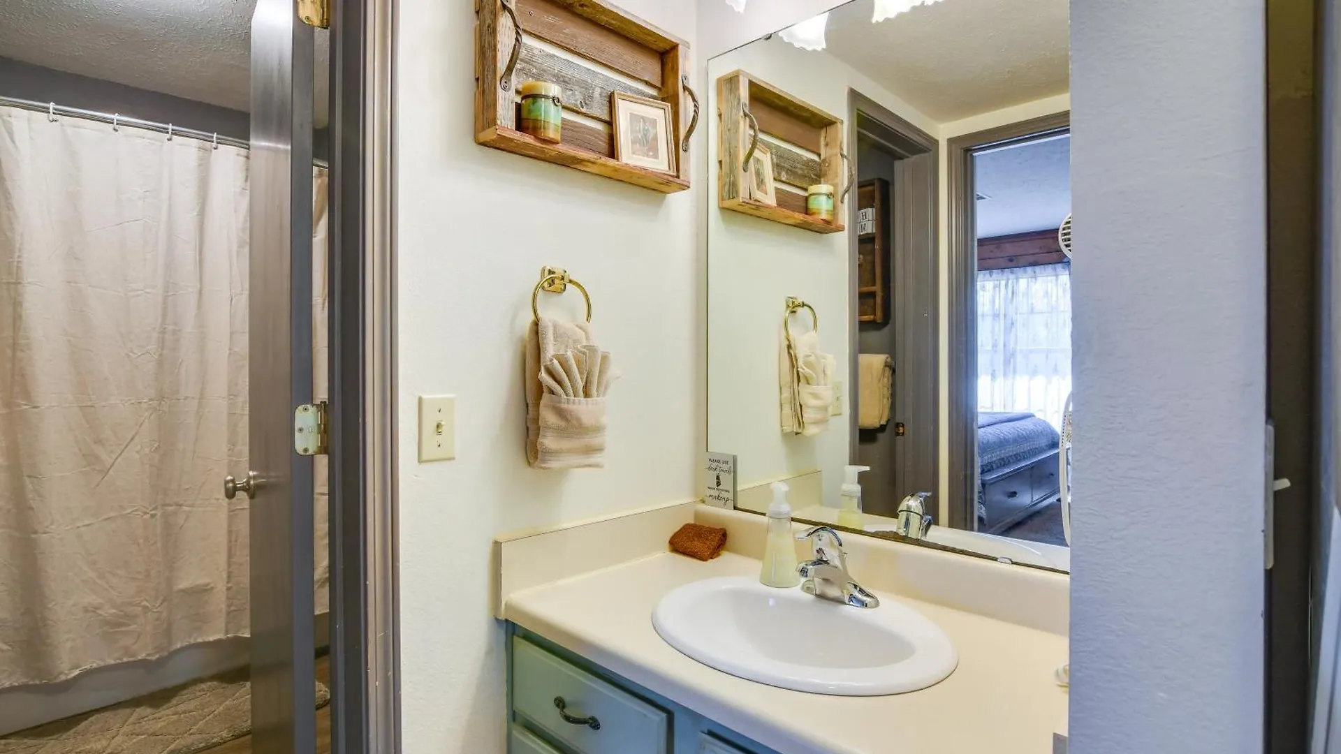 Charming Getaway With Fireplace And Porch * ブランソン