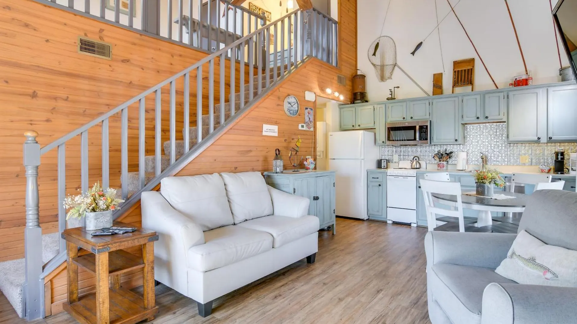 Charming Getaway With Fireplace And Porch *