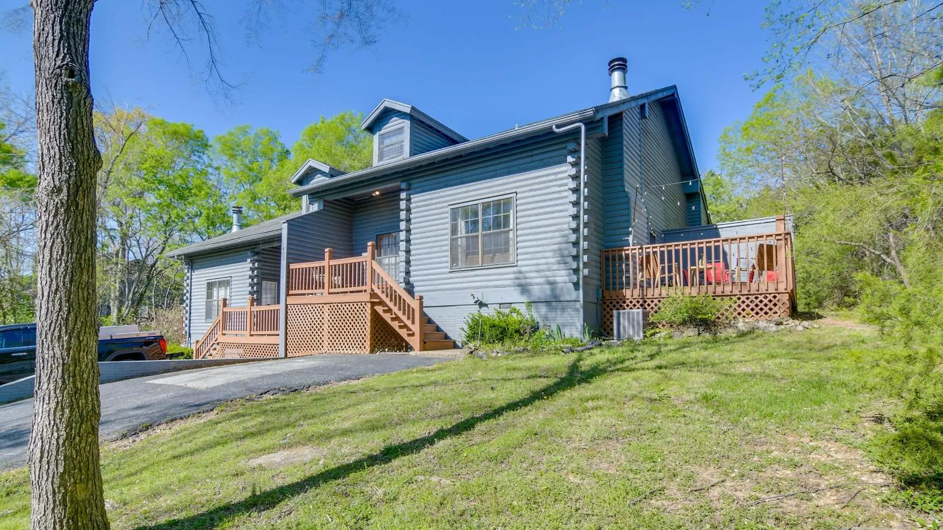 Charming Getaway With Fireplace And Porch
