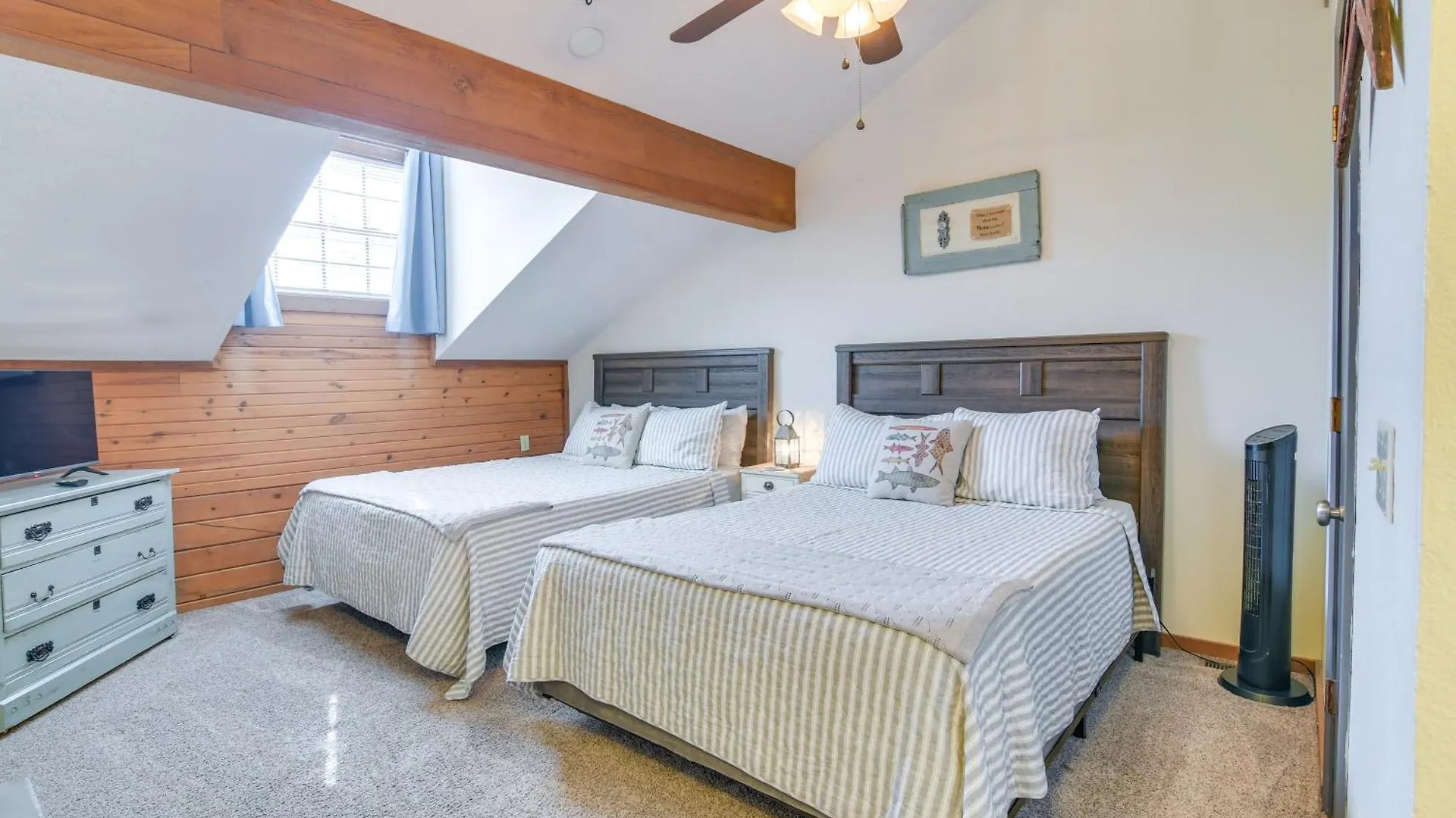 Semesterbostad Charming Getaway With Fireplace And Porch Branson
