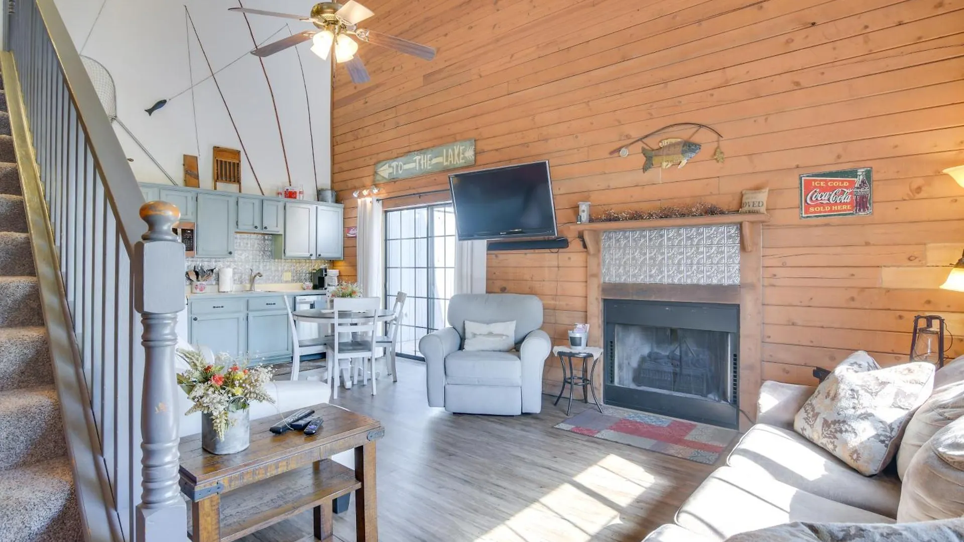 Charming Getaway With Fireplace And Porch Semesterbostad *