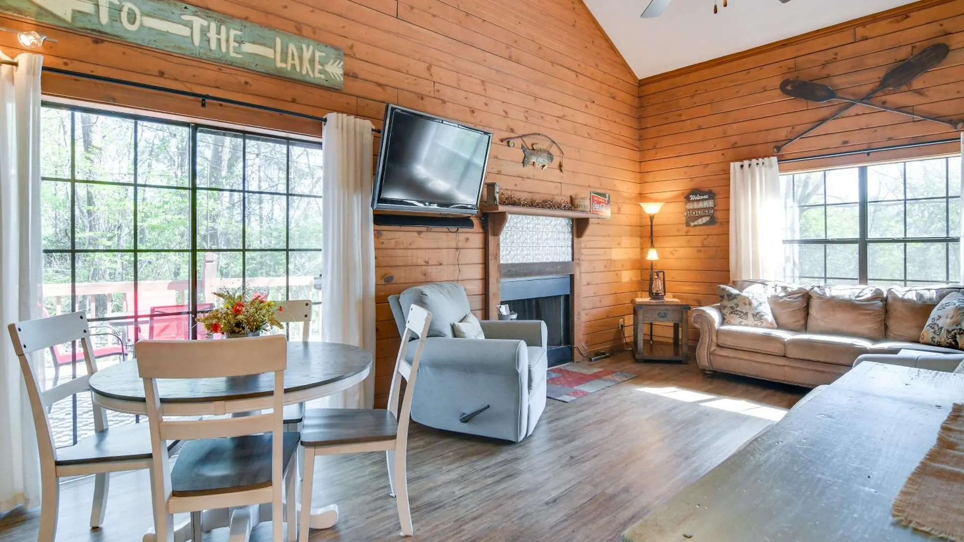 Charming Getaway With Fireplace And Porch Semesterbostad