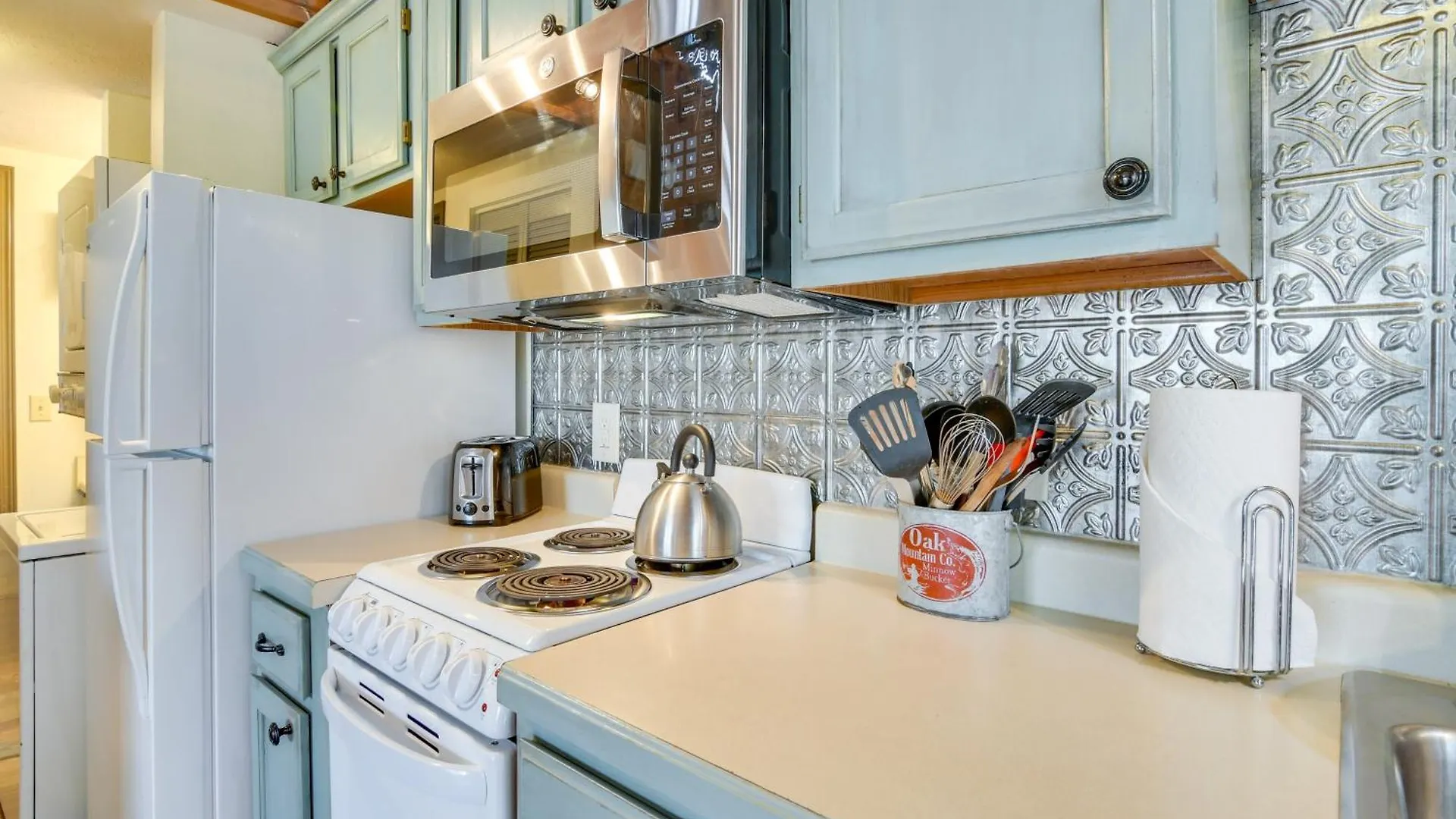 Charming Getaway With Fireplace And Porch Semesterbostad *
