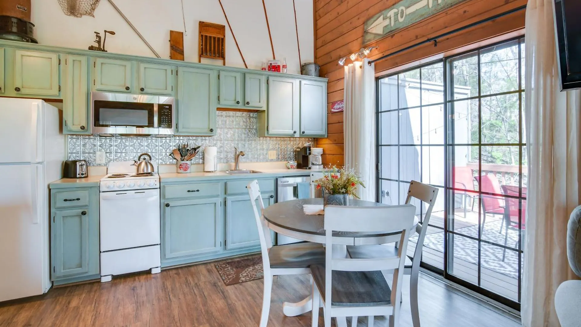 Charming Getaway With Fireplace And Porch