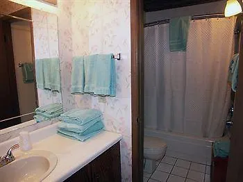 Hotel Lilleys' Landing & Marina 2*