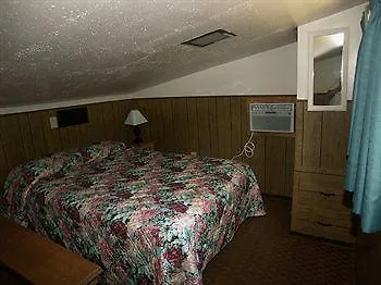 Hotel Lilleys' Landing & Marina
