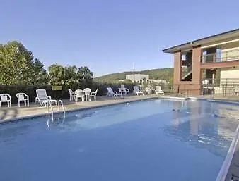 Hotel At The Falls