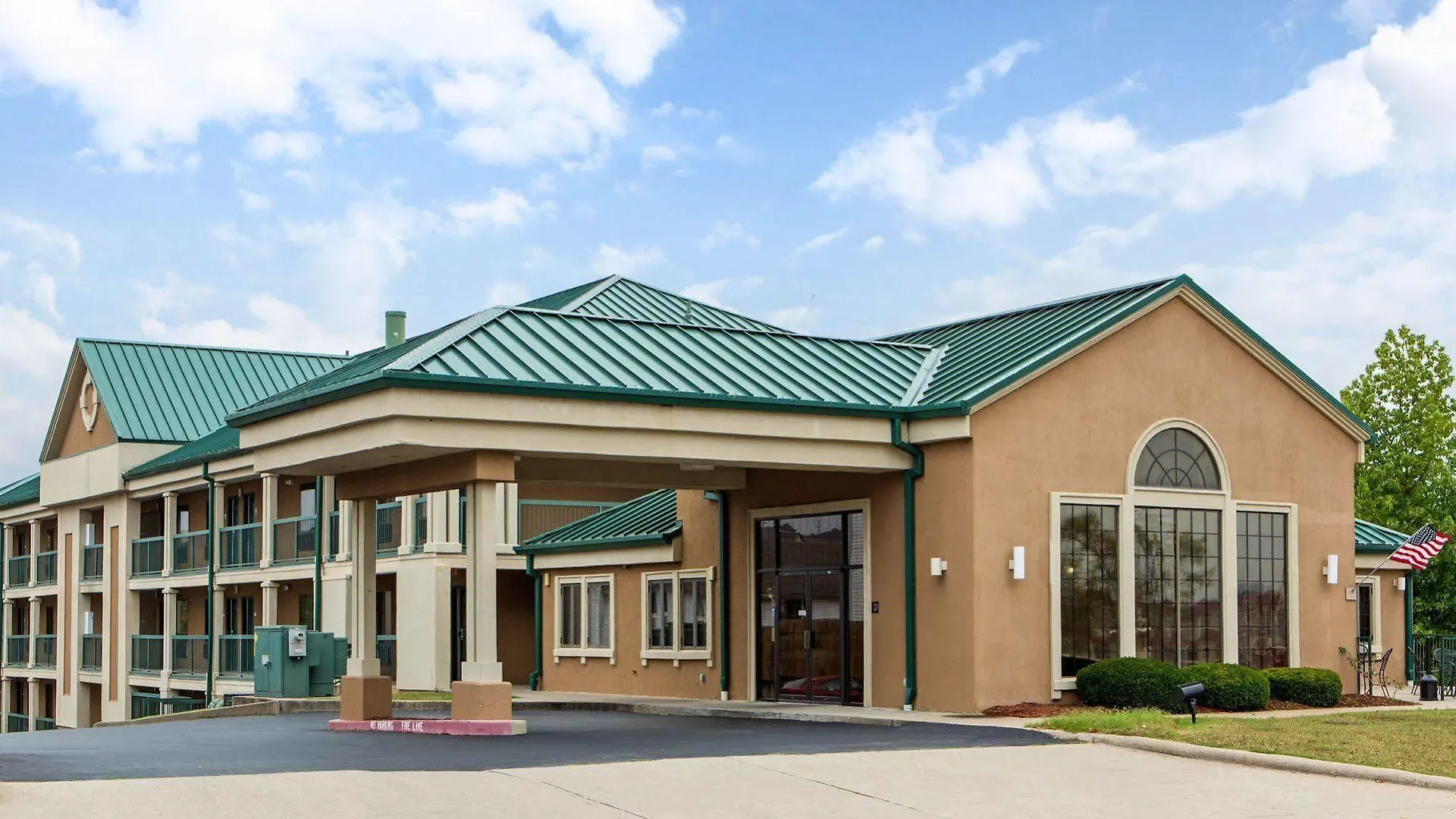 Отель Baymont By Wyndham Thousand Hills 2*
