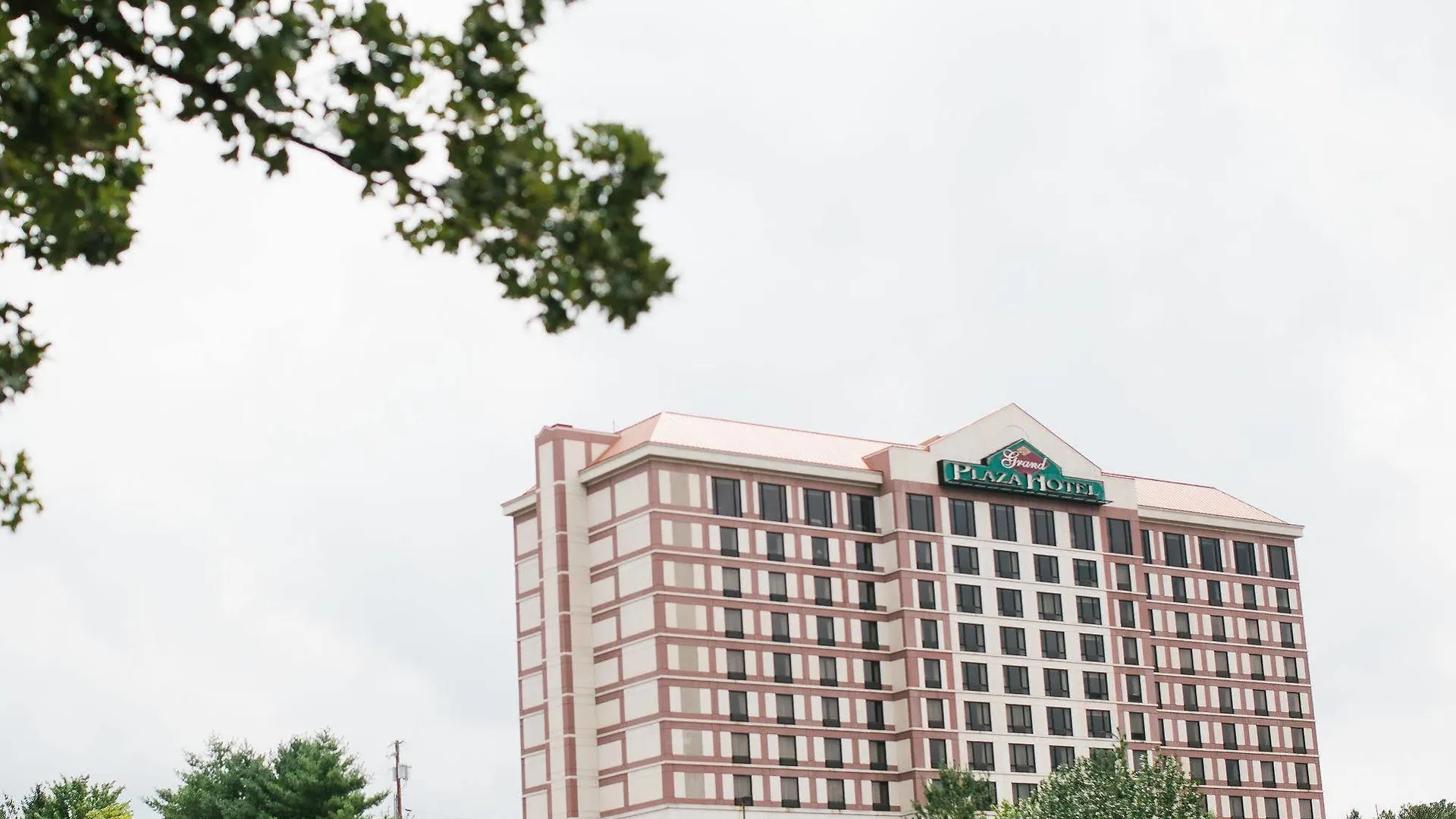 Grand Plaza Hotel 3*