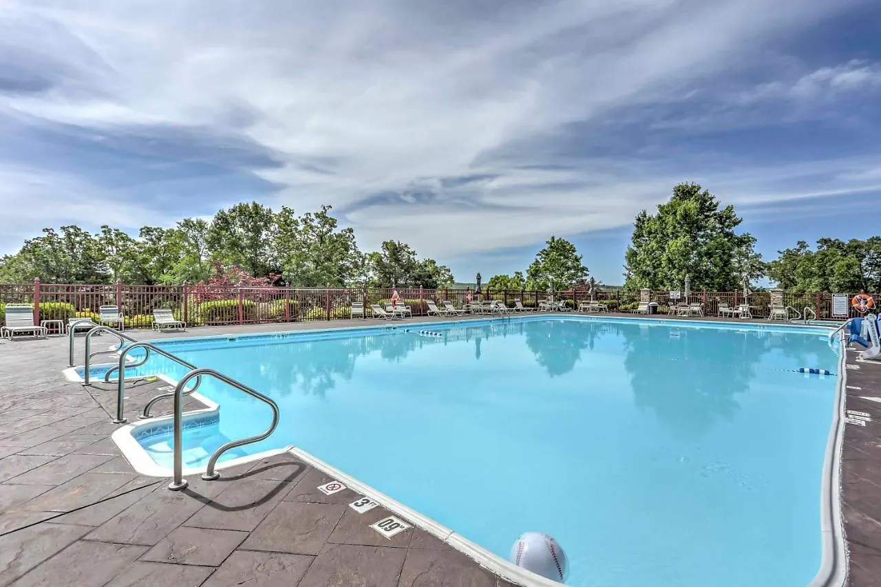 On Fairway Steps From Pools! Apartament Branson